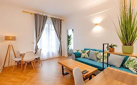 Loft A 2 Pas Des Champs Elysees Et De La Defense!